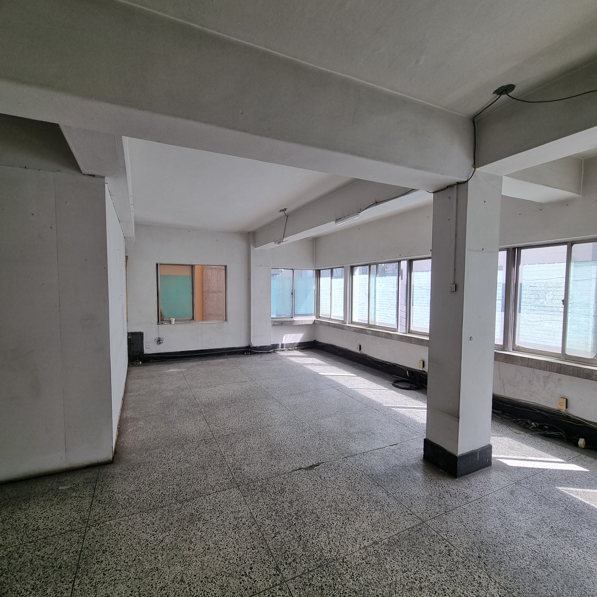 부산광역시 중구 중앙동4가 사무실 - 1