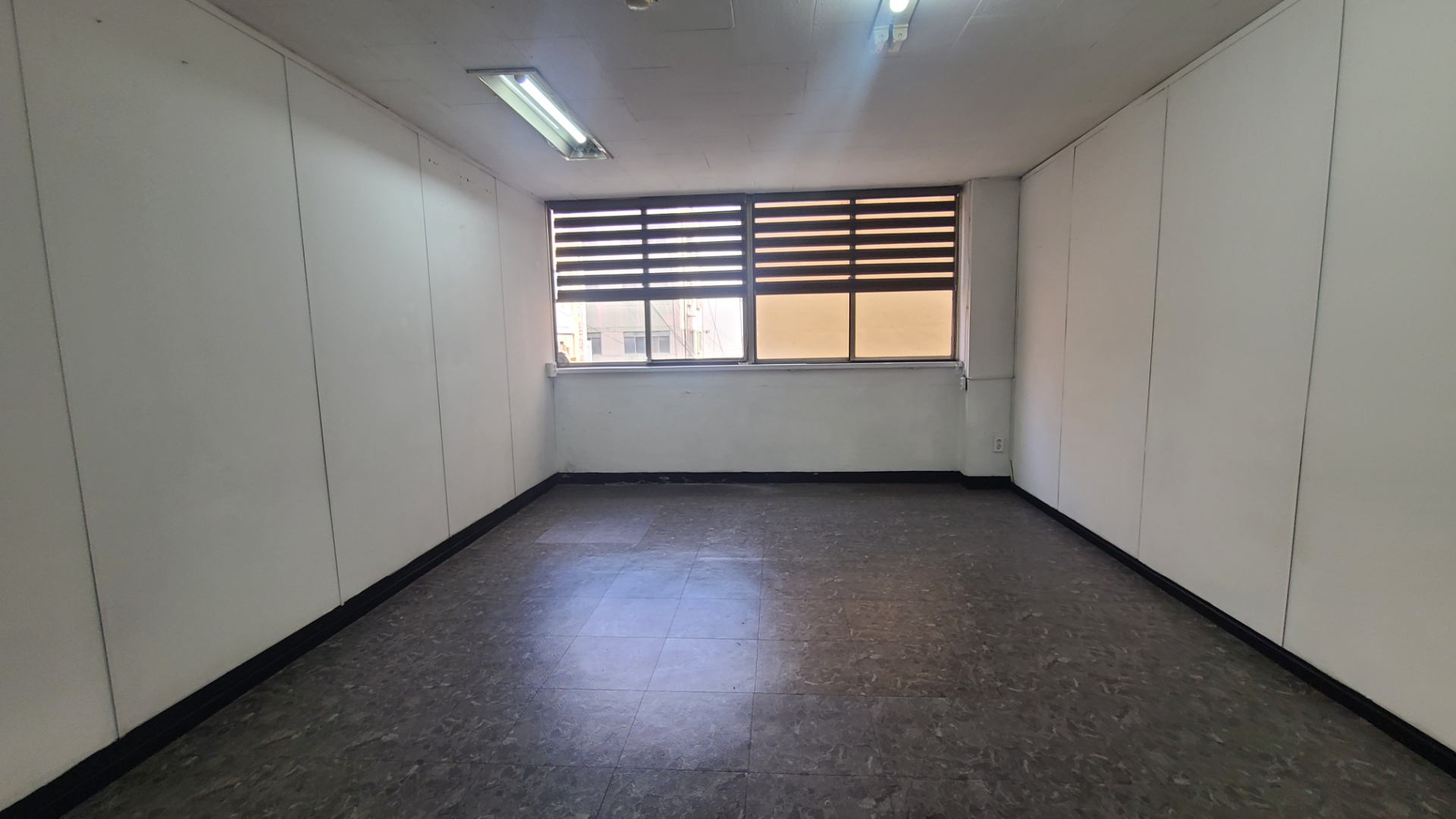 부산광역시 중구 중앙동4가 상가 - 1